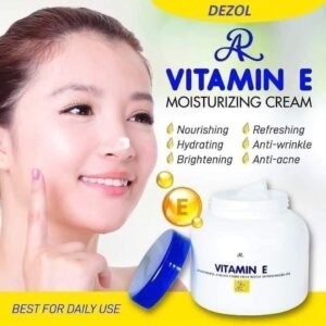 Aron Vitamin E Moisturizing Cream 200g আপনার Skin-কে দীর্ঘ সময় Moisturized রাখতে সাহায্য করে। Vitamin E এবং Sunflower Oil সমৃদ্ধ এই Cream Skin-কে Nourish করে, Dryness কমাতে সাহায্য করে এবং Skin-কে করে তোলে আরও Soft, Smooth ও Healthy-looking। এর Lightweight ও Non-Greasy Formula খুব দ্রুত Skin-এর সাথে মিশে যায়, তাই Face ও Body—দুই জায়গাতেই প্রতিদিন ব্যবহার করা যায়।